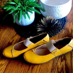 Clarks buttery soft slipons NWOT Size 9